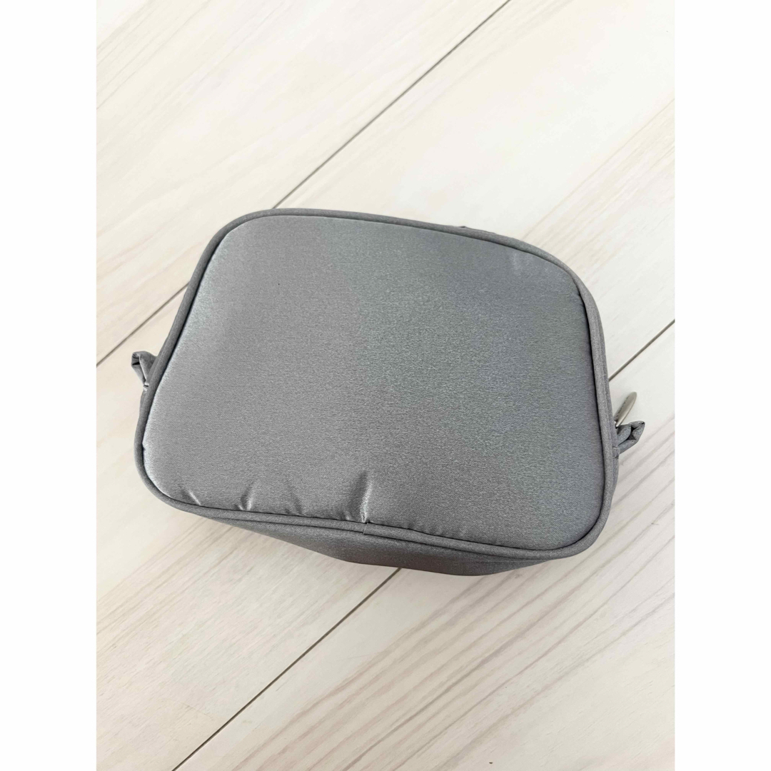 MARY QUANT(マリークヮント)のMARY QUANT マリークワント ポーチ メイクポーチ シルバー レディースのファッション小物(ポーチ)の商品写真