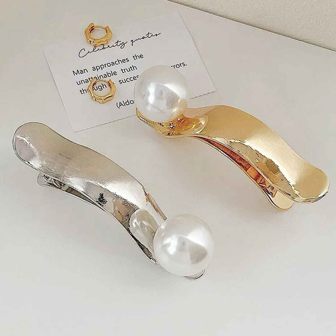 新品未使用　パールヘアクリップ　ヘアバレッタ　ヘアアクセサリー　ヘアクリップ レディースのヘアアクセサリー(バレッタ/ヘアクリップ)の商品写真