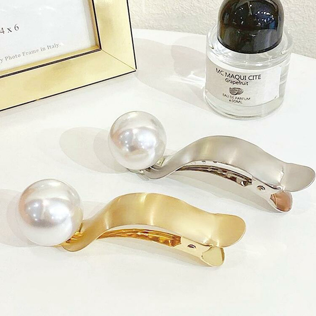 新品未使用　パールヘアクリップ　ヘアバレッタ　ヘアアクセサリー　ヘアクリップ レディースのヘアアクセサリー(バレッタ/ヘアクリップ)の商品写真