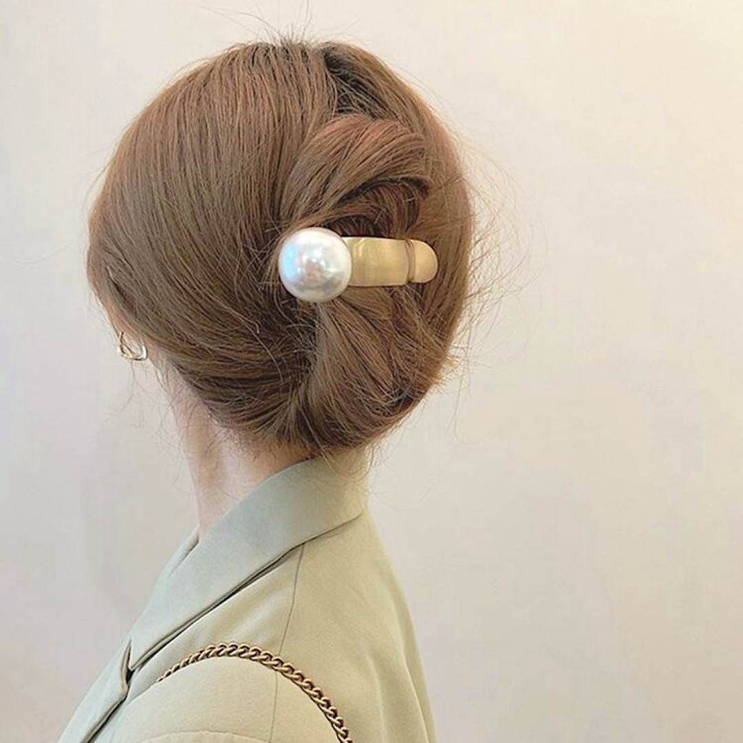 新品未使用　パールヘアクリップ　ヘアバレッタ　ヘアアクセサリー　ヘアクリップ レディースのヘアアクセサリー(バレッタ/ヘアクリップ)の商品写真