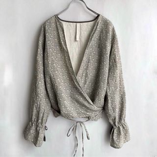 シーワ(siiwa)のほぼ未使用✨シーワ　ドアーズ　リネン100% 花柄　カシュクールブラウス(シャツ/ブラウス(長袖/七分))