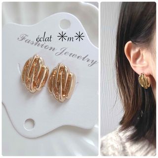 ゴールドデザインチタンピアス