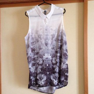 エイチアンドエム(H&M)のH&M♡透け素材♡花柄ノースリーブシャツ(シャツ/ブラウス(半袖/袖なし))