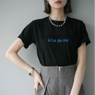 リアン(Lian)のラスト エンボスロゴTシャツ ブラック lumier リュミエ(Tシャツ(半袖/袖なし))
