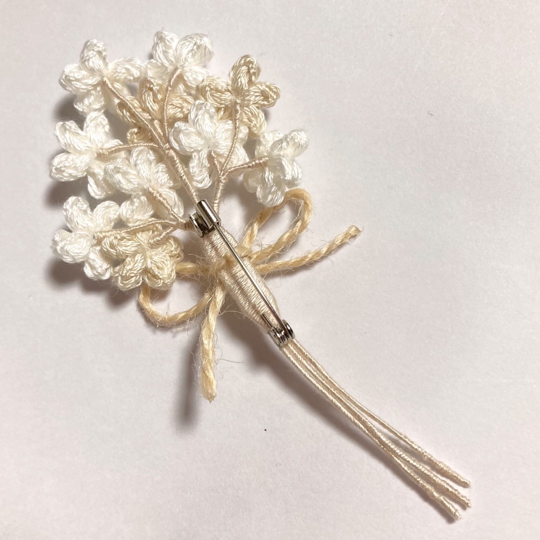 アイボリーとホワイトのお花の花束ブローチ ハンドメイドのアクセサリー(コサージュ/ブローチ)の商品写真