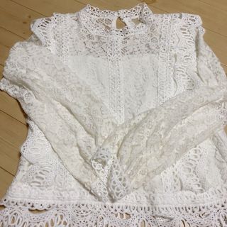 ナイスクラップ(NICE CLAUP)のナイスクラップ 長袖 ホワイト レース ハイネック 肩フリル ガーリー 無地(シャツ/ブラウス(長袖/七分))