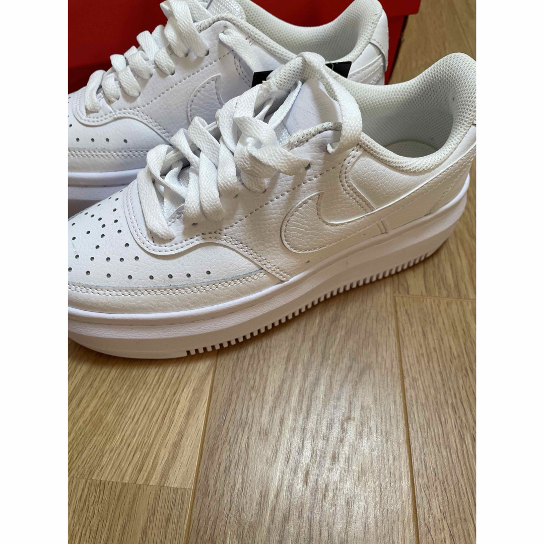 NIKE(ナイキ)のNIKE ウィメンズ　コートヴィジョンアルタLTR 23.5cm レディースの靴/シューズ(スニーカー)の商品写真