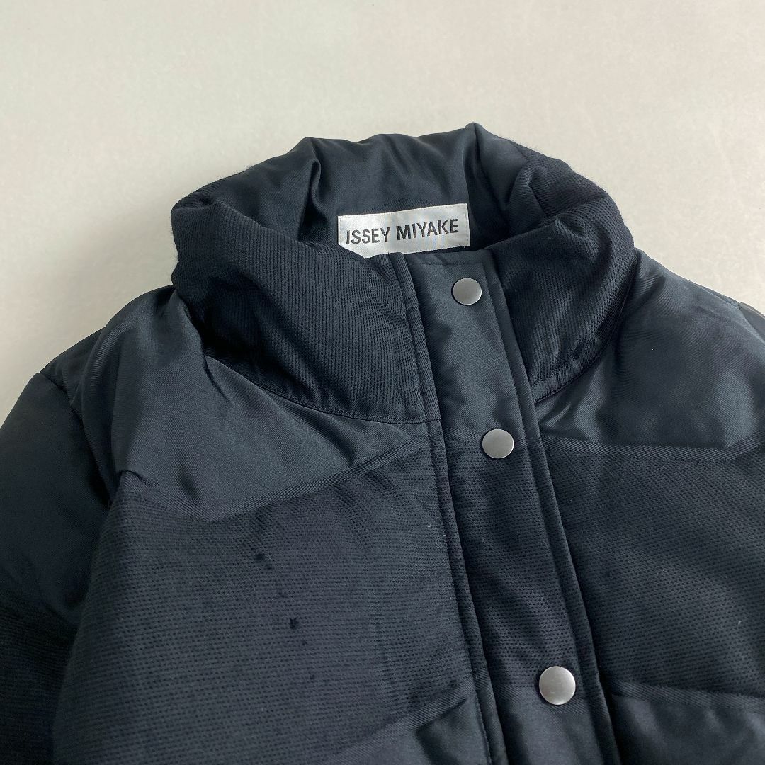ISSEY MIYAKE(イッセイミヤケ)のイッセイミヤケ　ダウンジャケット　OLD ISSEY MIYAKE ヴィンテージ レディースのジャケット/アウター(ダウンジャケット)の商品写真