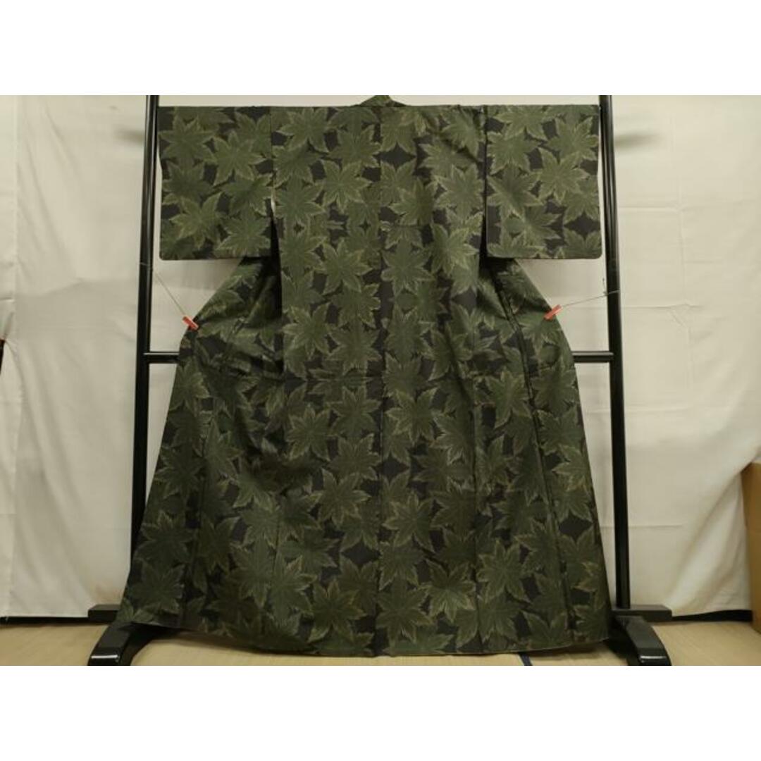 平和屋着物■本場大島紬　7マルキ　舞葉文　黒地　正絹　逸品　DAAQ9628bc レディースの水着/浴衣(着物)の商品写真