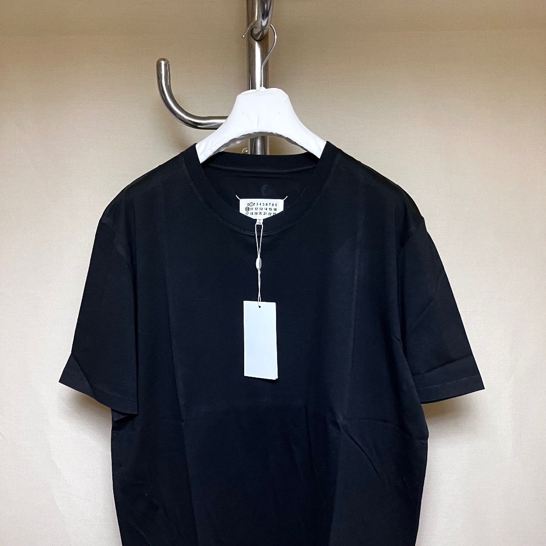 Maison Margiela（旧Maison Martin Margiela）(メゾンマルジェラ)の新品 L 22aw マルジェラ オーガニックコットン Tシャツ 黒 17962 メンズのトップス(Tシャツ/カットソー(半袖/袖なし))の商品写真