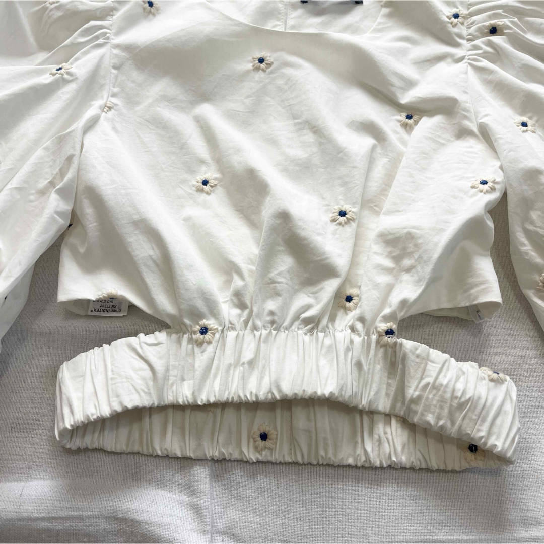 ZARA(ザラ)のZARA レディース トップス パフスリーブ ショート丈 ブラウス 花 刺繍 白 レディースのトップス(シャツ/ブラウス(半袖/袖なし))の商品写真