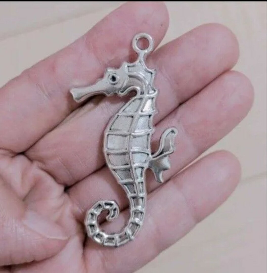 チャーム　タツノオトシゴ　辰　龍　ハンドメイド　アクセサリーパーツ ハンドメイドの素材/材料(各種パーツ)の商品写真