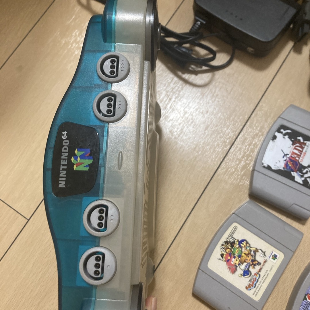 ニンテンドー64本体 クリアブルー ＋ソフト5本 エンタメ/ホビーのゲームソフト/ゲーム機本体(家庭用ゲーム機本体)の商品写真