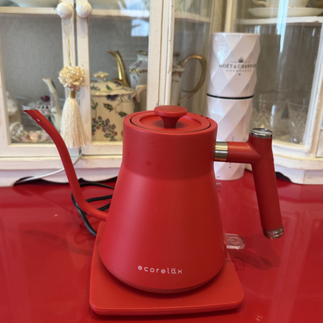 簡単操作！Corelax 赤い細口タイプの電気ケトル スマホ/家電/カメラの生活家電(電気ケトル)の商品写真