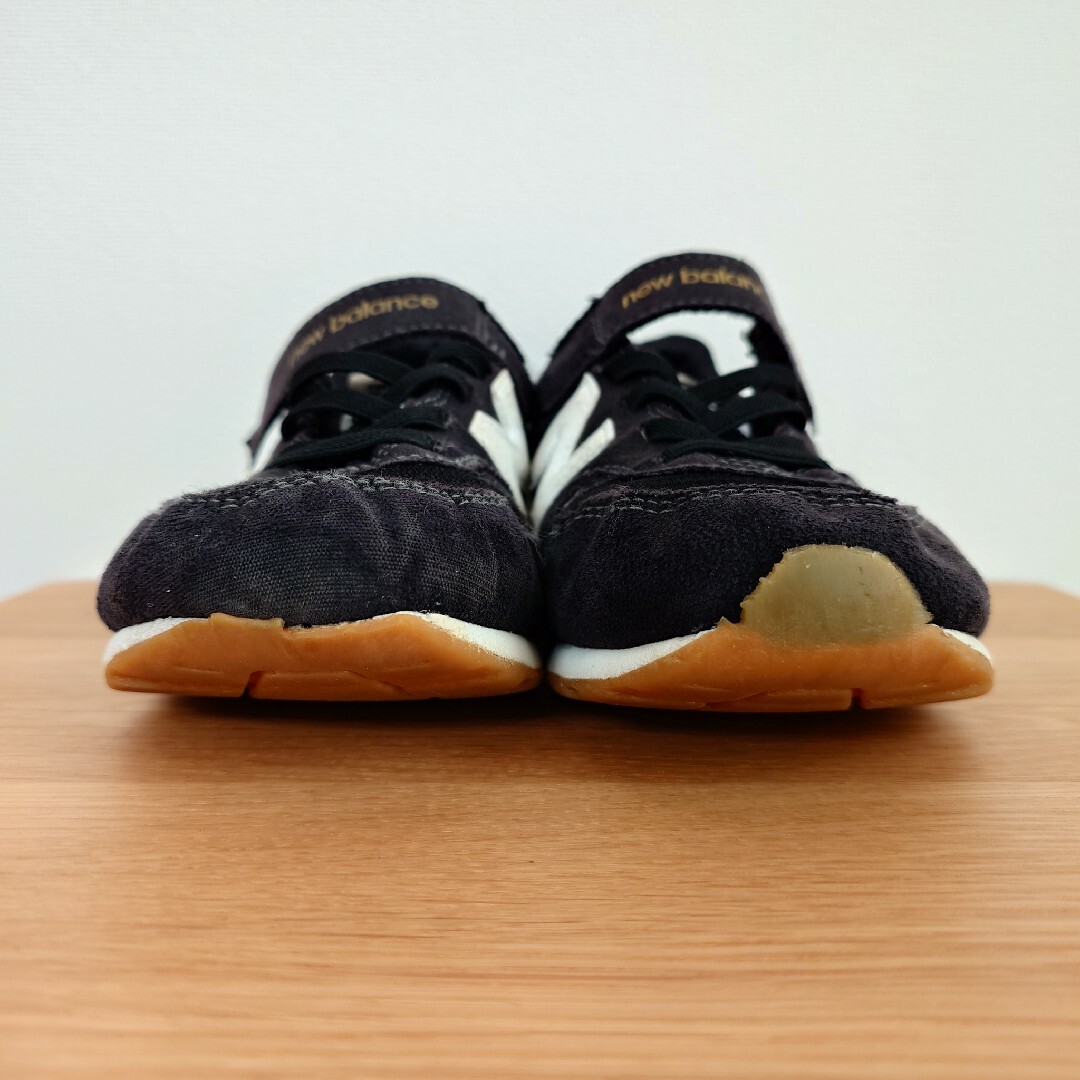 996（New Balance）(キュウキュウロク)の7/31まで ニューバランス キッズ スニーカー 996 黒 ガムソール 22 キッズ/ベビー/マタニティのキッズ靴/シューズ(15cm~)(スニーカー)の商品写真