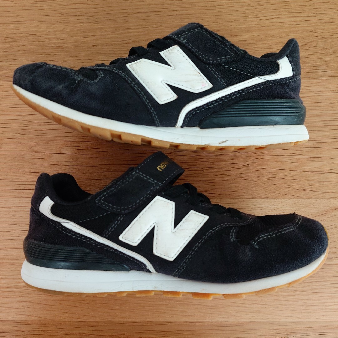 996（New Balance）(キュウキュウロク)の7/31まで ニューバランス キッズ スニーカー 996 黒 ガムソール 22 キッズ/ベビー/マタニティのキッズ靴/シューズ(15cm~)(スニーカー)の商品写真