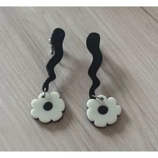 ✴︎ モノトーンフラワーイヤリング(イヤリング)