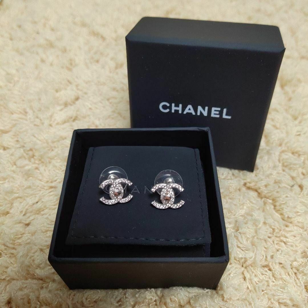 定番の中古商品 CHANEL - CHANEL ロゴピアス シルバー色の通販 by ミヤシタ's アクセサリー