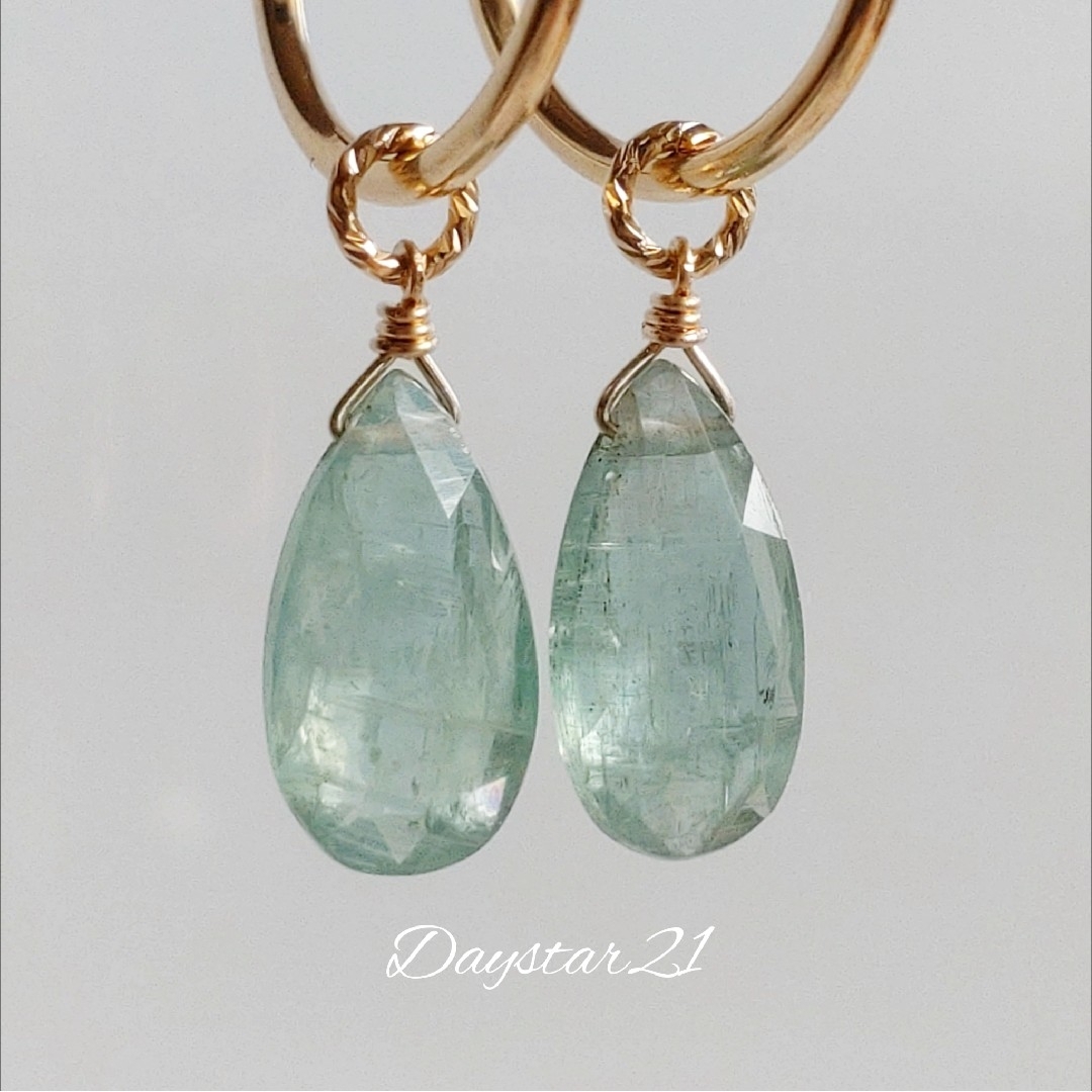 e424天然石ピアス☆アクアカイヤナイトのペアシェイプカットチャーム　14kgf ハンドメイドのアクセサリー(ピアス)の商品写真