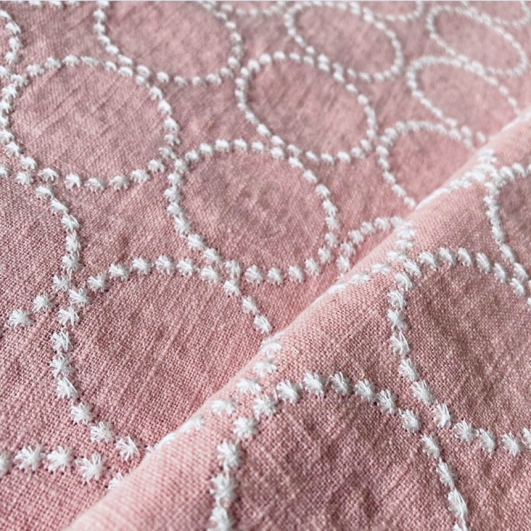 刺繍生地【70㎝×50㎝】タンバリン柄　コットンリネン ハンドメイドの素材/材料(生地/糸)の商品写真