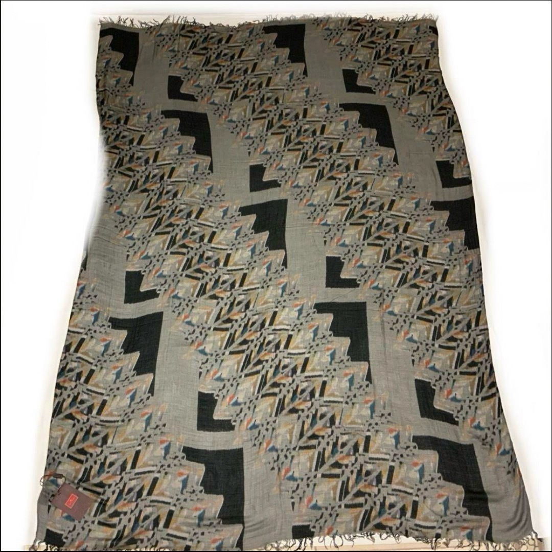 ETRO(エトロ)の洗練されたデザイン　ETRO 正規品　大判ショール　 希少サイズ　28 レディースのファッション小物(マフラー/ショール)の商品写真