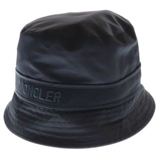 モンクレール(MONCLER)のMONCLER モンクレール 24SS ロゴテープ ナイロン バケット ハット ブラック J10933B00011 OU282(ハット)