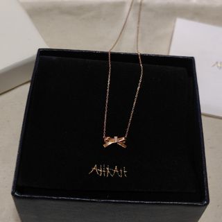 アーカー(AHKAH)のAHKAH プチリュバン ローズネックレス(ネックレス)