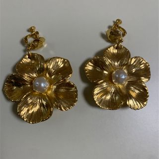 金色の花モチーフ イヤリング　パール　【ウエディング】　大きめ　ブライダル(イヤリング)