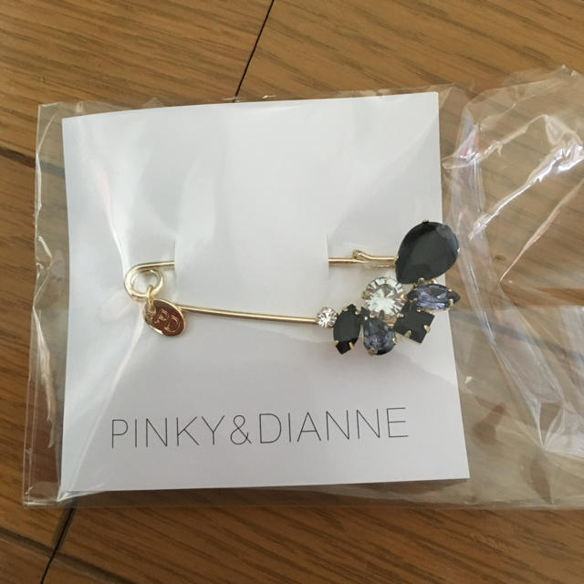 Pinky&Dianne(ピンキーアンドダイアン)のP&Dピンブローチ レディースのアクセサリー(ブローチ/コサージュ)の商品写真