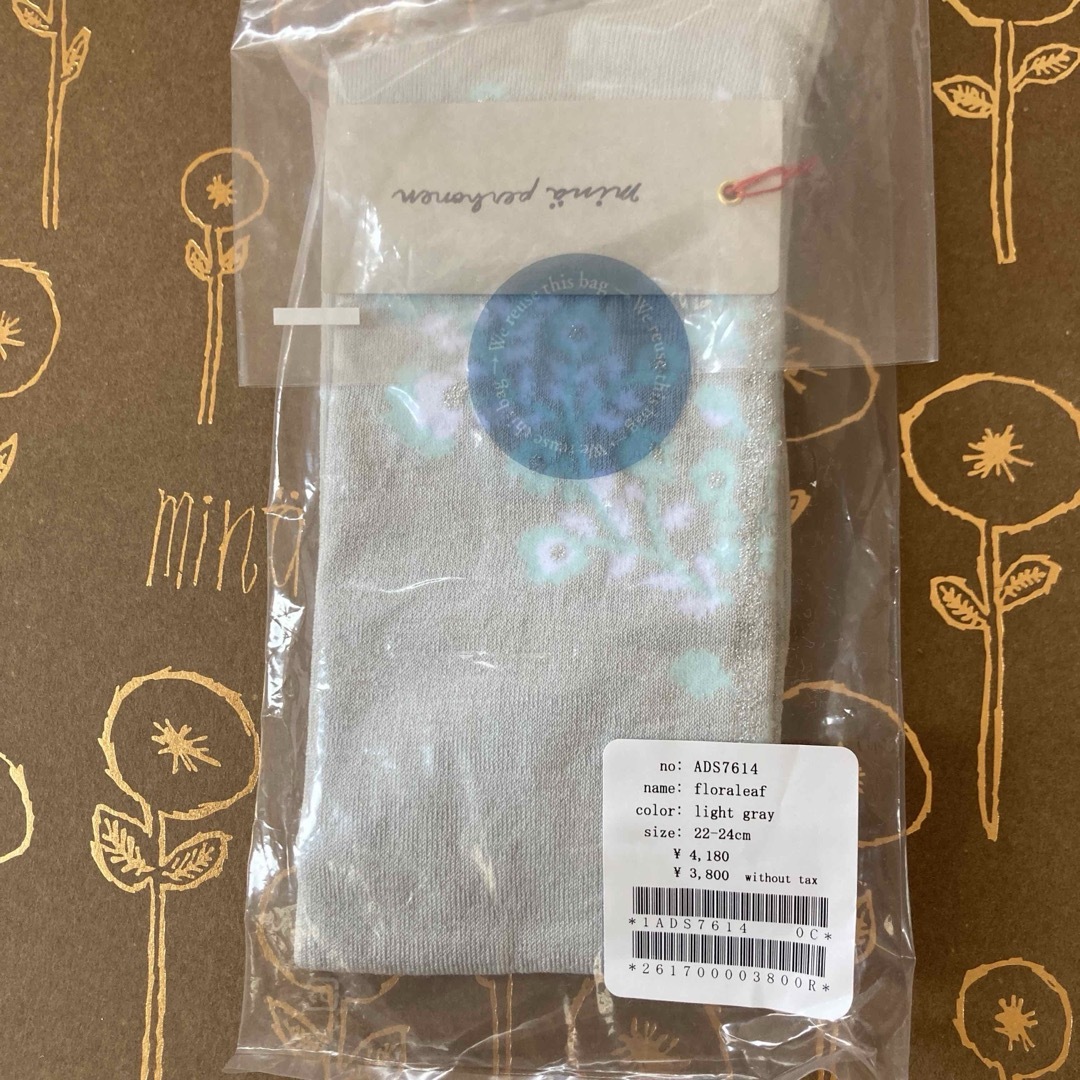 mina perhonen(ミナペルホネン)の31まで値下　ミナペルホネン　  floraleaf ハイソックス レディースのレッグウェア(ソックス)の商品写真