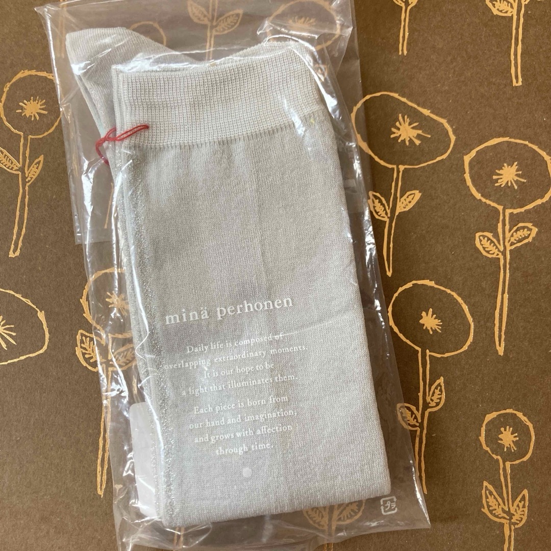mina perhonen(ミナペルホネン)の31まで値下　ミナペルホネン　  floraleaf ハイソックス レディースのレッグウェア(ソックス)の商品写真