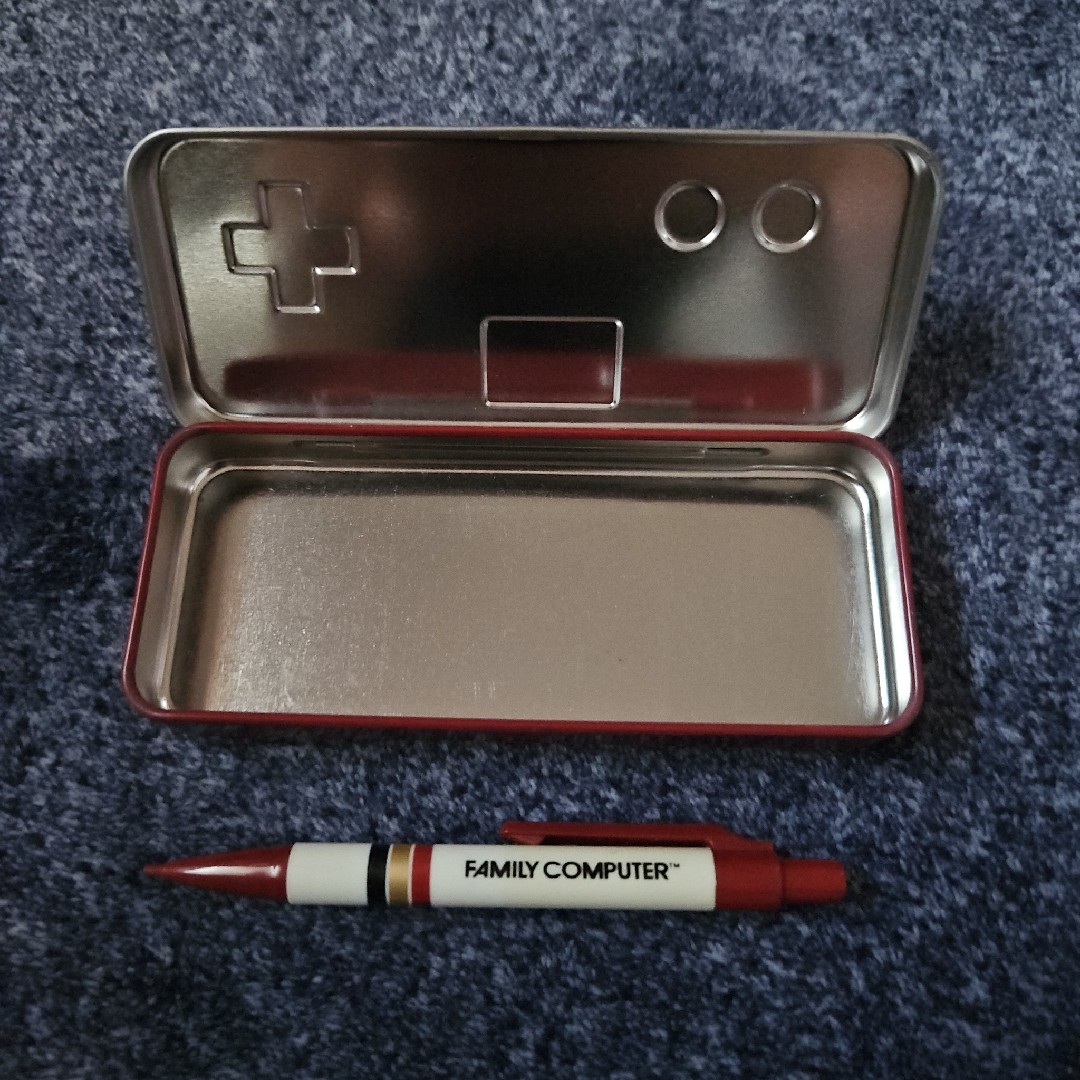 任天堂(ニンテンドウ)の希少 ファミコン 任天堂 コントローラー型 缶ペンケース　シャープペン 筆箱 インテリア/住まい/日用品の文房具(ペンケース/筆箱)の商品写真