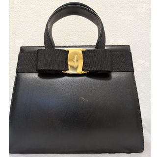 サルヴァトーレフェラガモ(Salvatore Ferragamo)のSalvatore Ferragamo ヴァラリボン 黒　レザーハンドバッグ(ハンドバッグ)