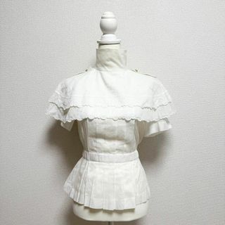 シャネル(CHANEL)のCHANEL ケープカラー カメリアボタン エンブロイダリーフリルブラウス(シャツ/ブラウス(半袖/袖なし))