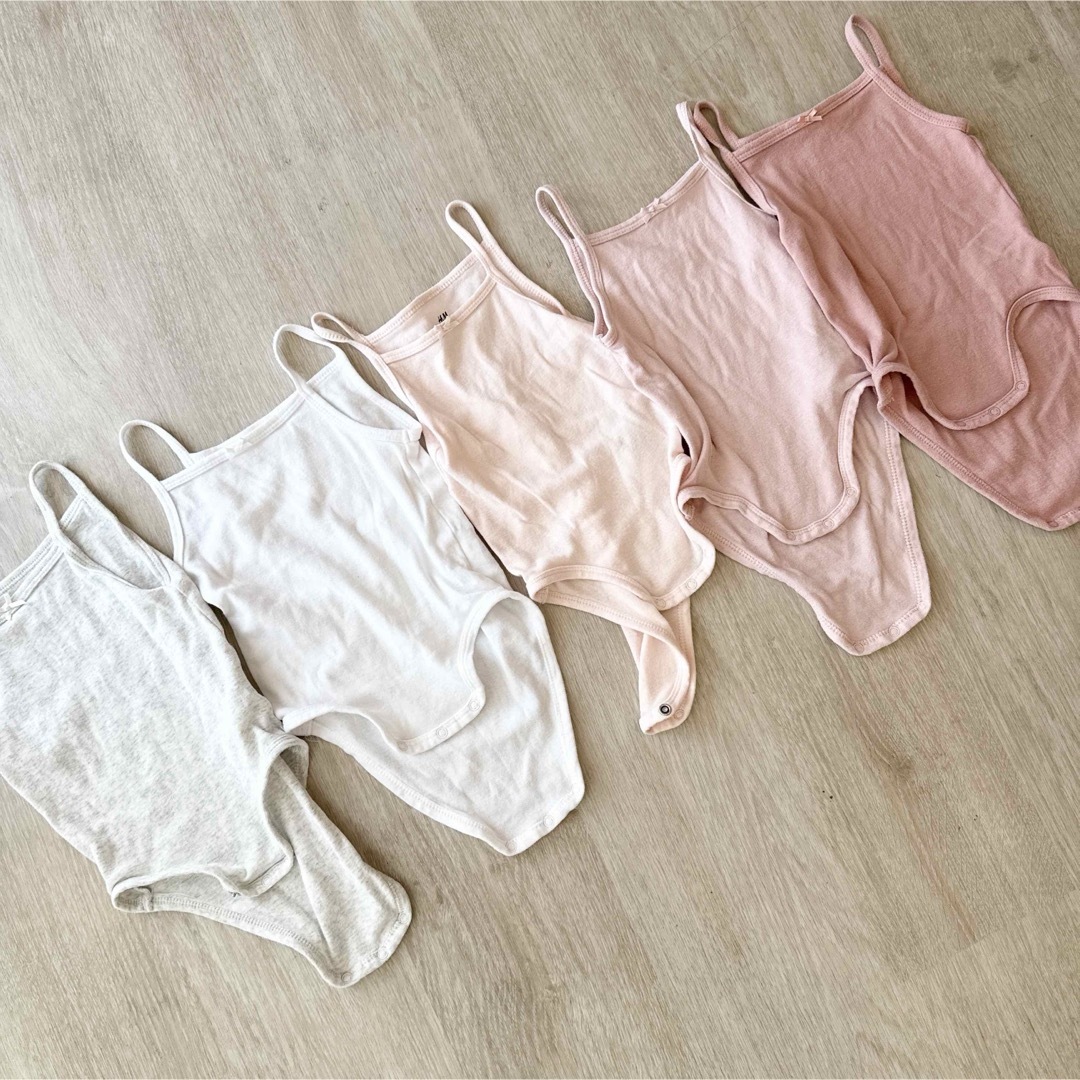 H&M(エイチアンドエム)のh&m68センチ70ロンパースノースリーブ夏セットアップ女の子ベビーキャミ肌着 キッズ/ベビー/マタニティのベビー服(~85cm)(肌着/下着)の商品写真