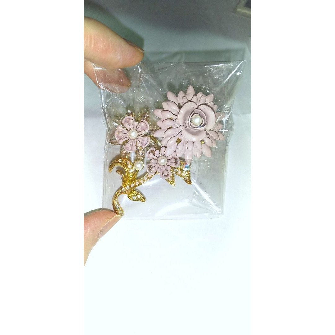 花モチーフ ブローチ 薄いピンク レディースのアクセサリー(ブローチ/コサージュ)の商品写真