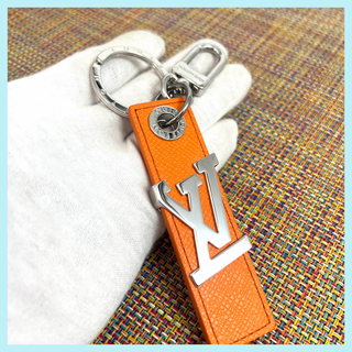 ルイヴィトン(LOUIS VUITTON)の✨極美品✨ルイ•ヴィトン　タイガキーホルダー タブ LV オブ リーク オレンジ(キーホルダー)