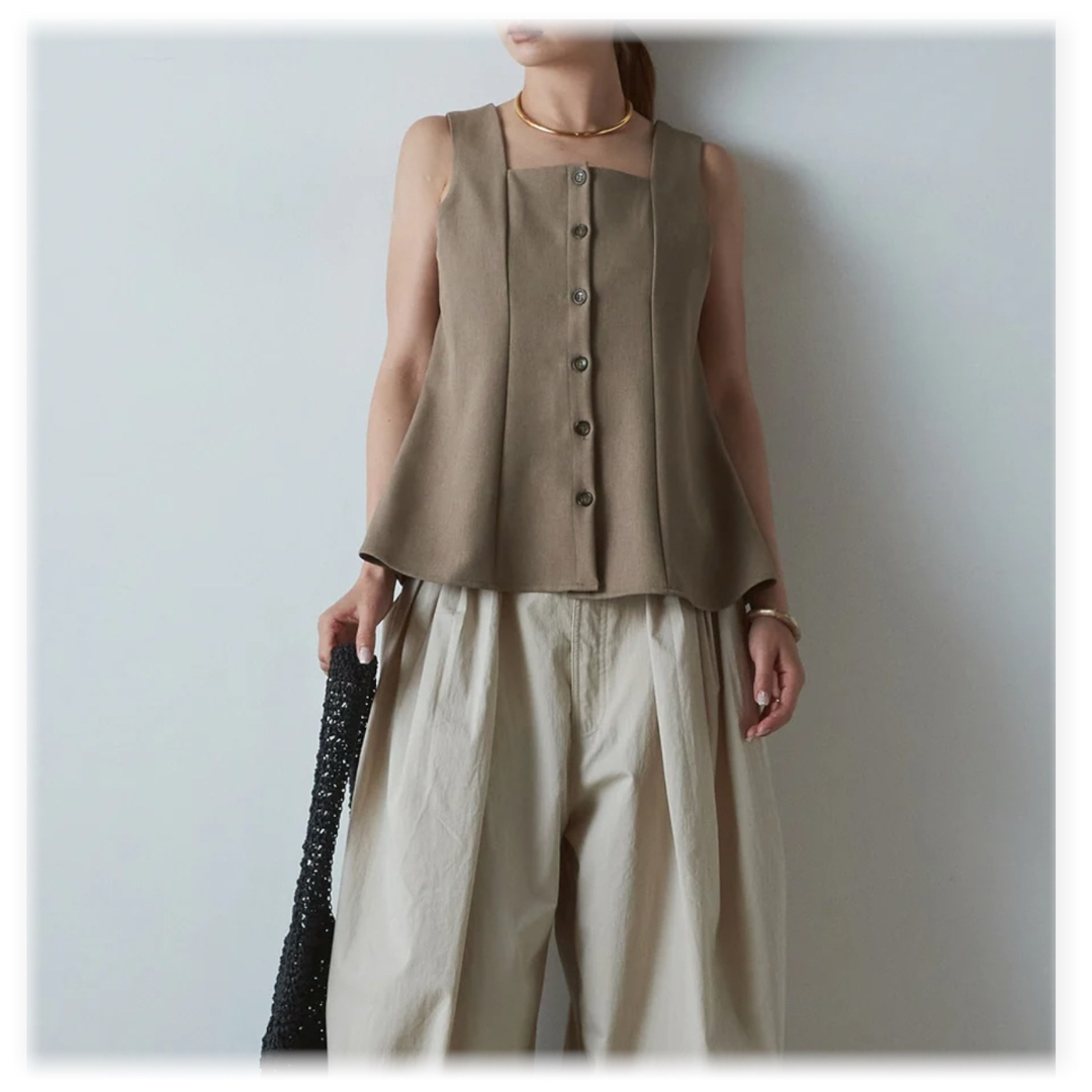 新品　ノースリーブフロントボタントップス/ベージュ　esica レディースのトップス(カットソー(半袖/袖なし))の商品写真