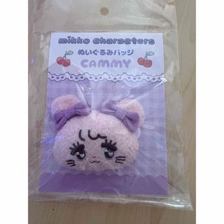 mikko illustrations ぬいぐるみバッジ キャミー
