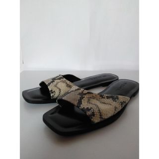 モヒ(MOHI)のMOHI　モヒ　ヘビ柄　フラットサンダル　36(サンダル)