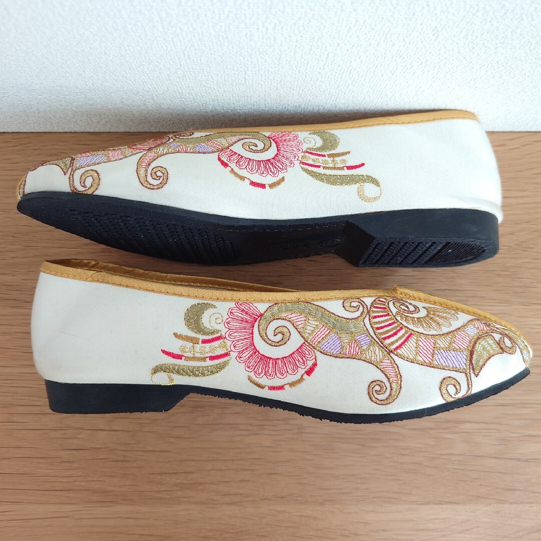 台湾 チャイナシューズ 刺繍靴 台南 年繍花鞋 23.5 24 レディースの靴/シューズ(バレエシューズ)の商品写真