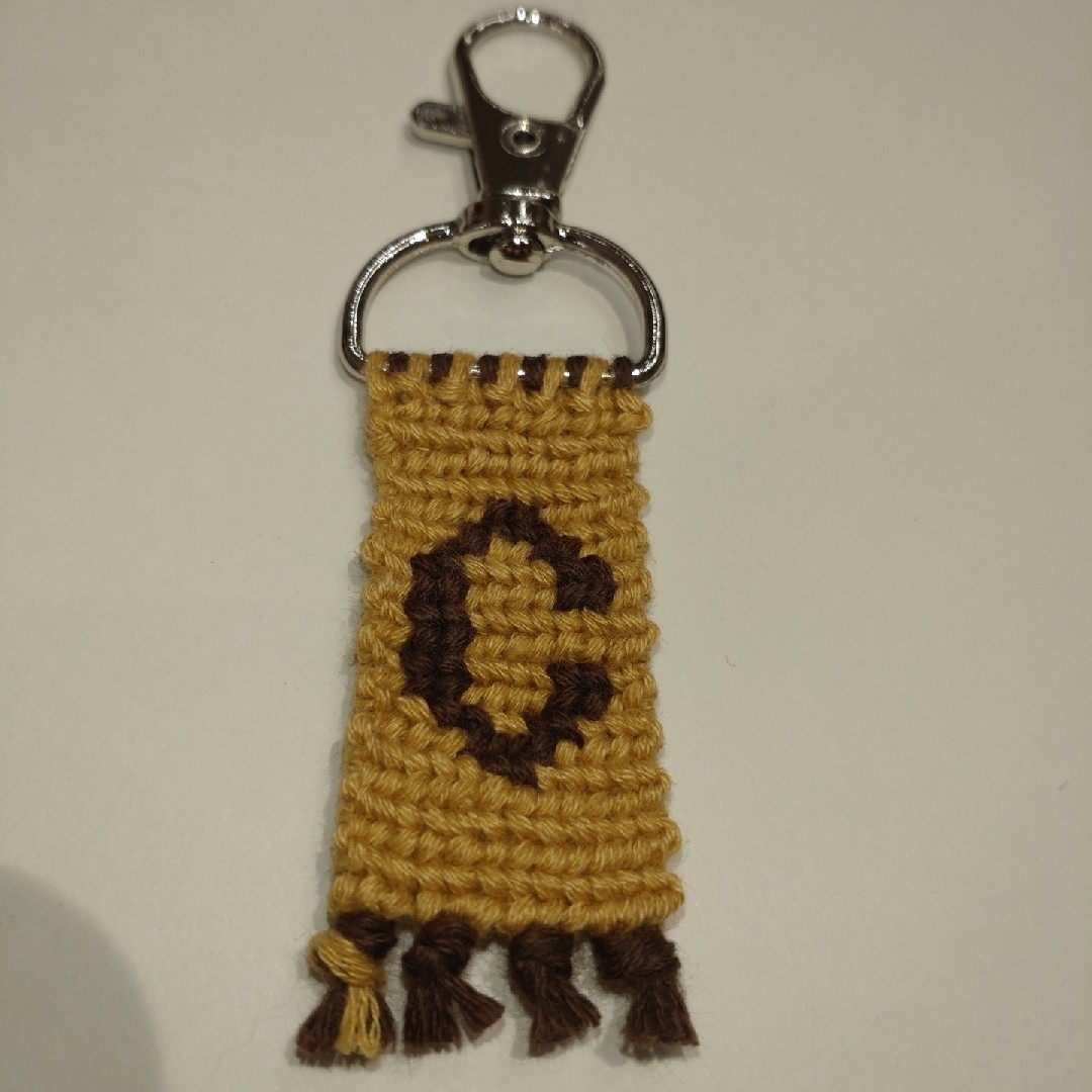 ハンドメイドミサンガイニシャルキーホルダー C ハンドメイドのアクセサリー(キーホルダー/ストラップ)の商品写真