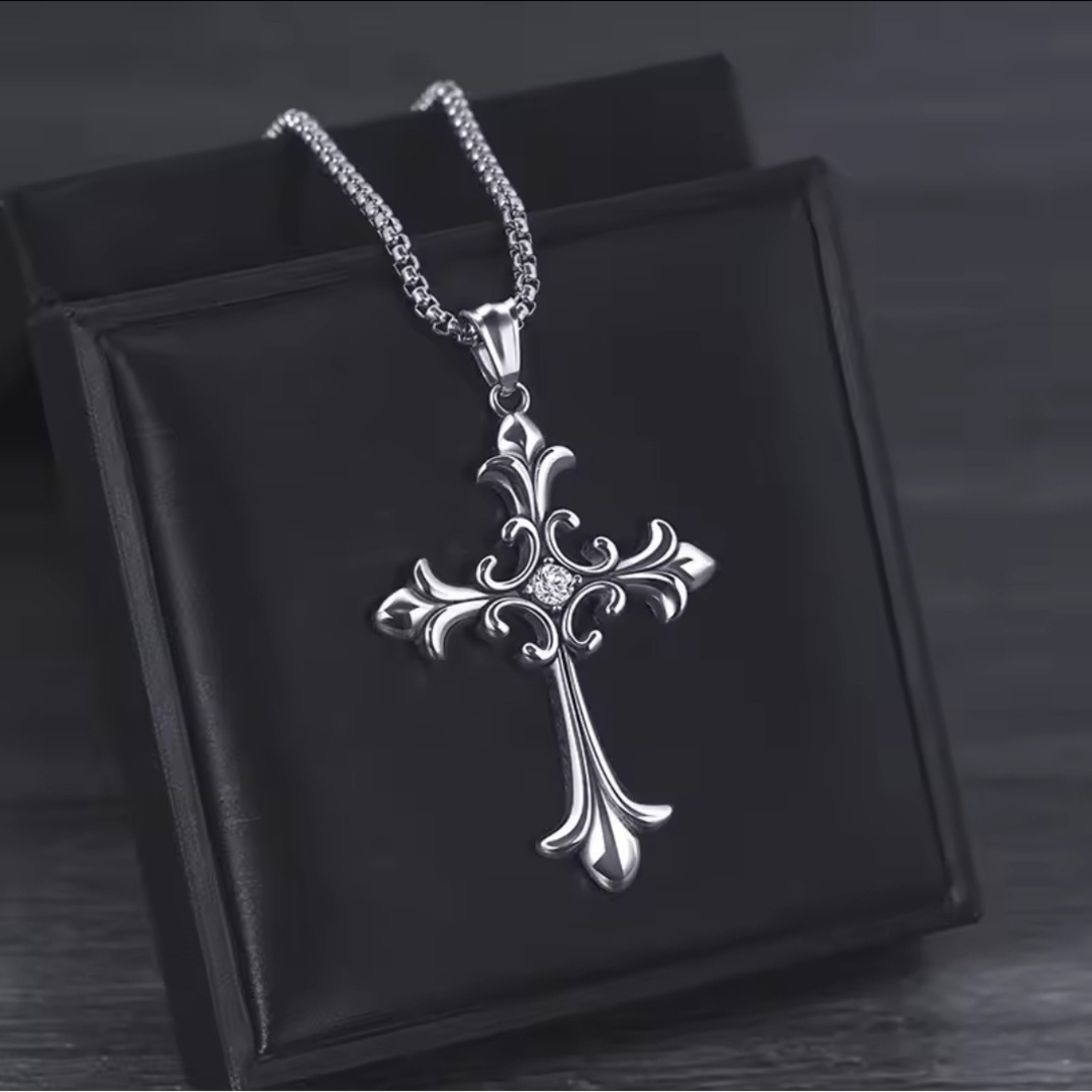 ゴシック調シルバー十字架クロスジルコニア輝くステンレスネックレス メンズのアクセサリー(ネックレス)の商品写真