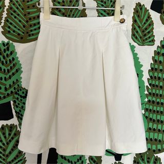 シャネル(CHANEL)のシャネル　CHANEL ホワイト プリーツスカート ひざ丈 ボタン付き(ひざ丈スカート)