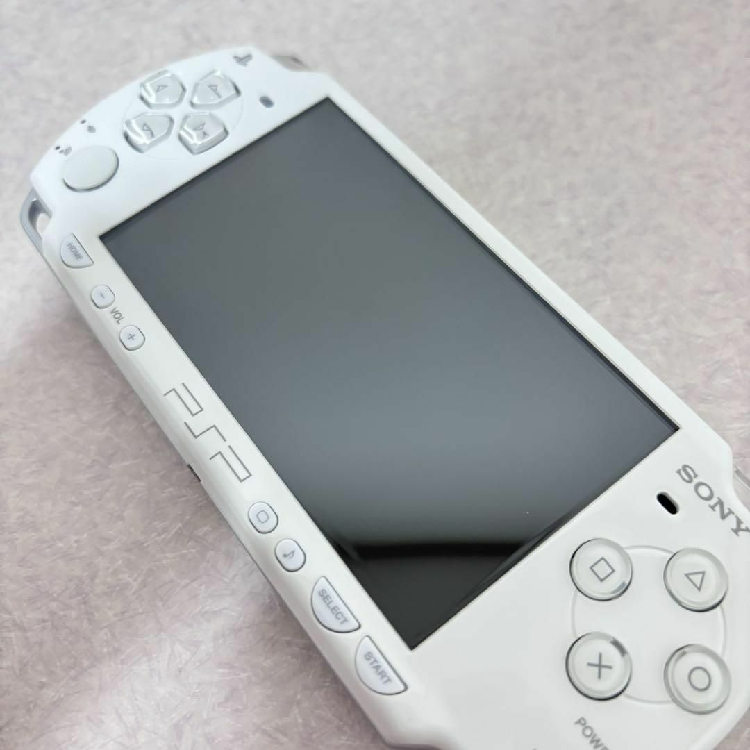 ■【綺麗】PSP2000/PSP-2000 ホワイト ソニー SONY エンタメ/ホビーのゲームソフト/ゲーム機本体(携帯用ゲーム機本体)の商品写真