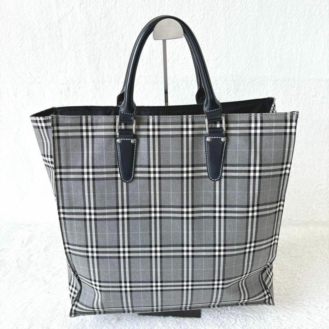 BURBERRY(バーバリー)のバーバリーブラックレーベル　トートバッグ 　グレー　ノバチェック　大容量　A4可 レディースのバッグ(トートバッグ)の商品写真