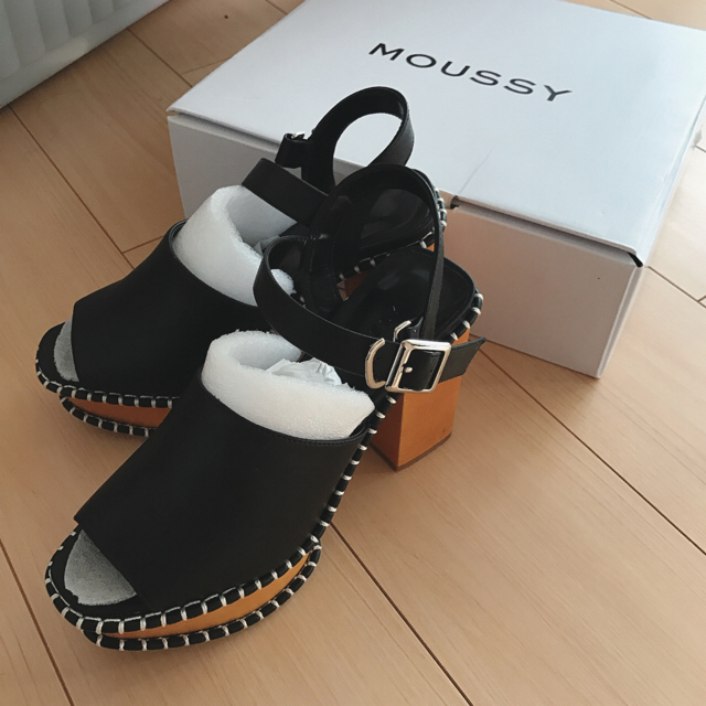 moussy(マウジー)の【新品】MOUSSY  BUCKLE WOODEN SABOT レディースの靴/シューズ(サンダル)の商品写真