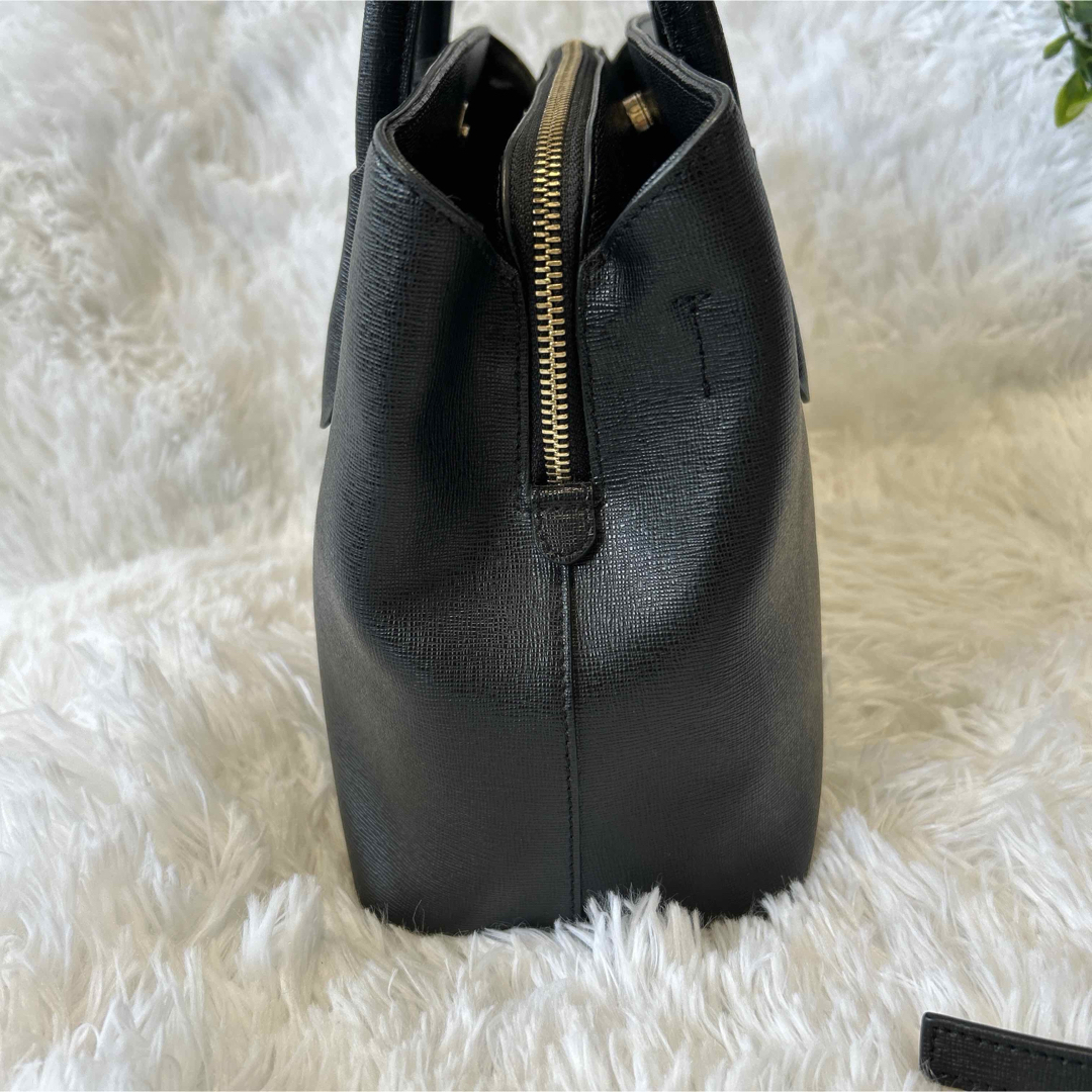 FURLA(フルラ)のFURLA テッサ 2way ハンド ショルダーバッグ 黒 レザー チャームロゴ レディースのバッグ(トートバッグ)の商品写真