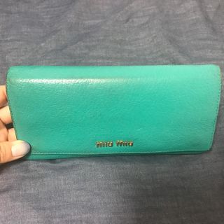 ミュウミュウ(miumiu)のミウミウ エメラルドグリーン長財布(財布)