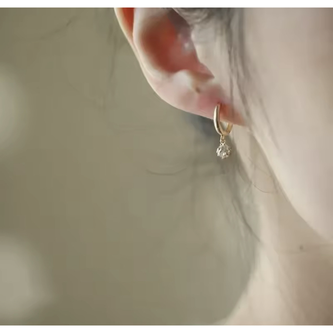揺れるボール　フープピアス レディースのアクセサリー(ピアス)の商品写真